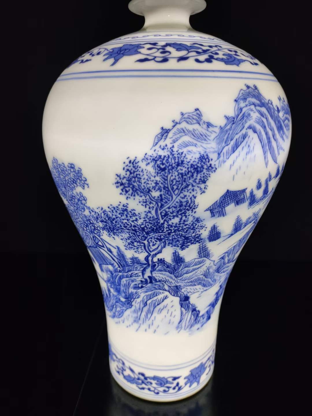 大清乾隆年制，青花山水薄胎梅瓶一对