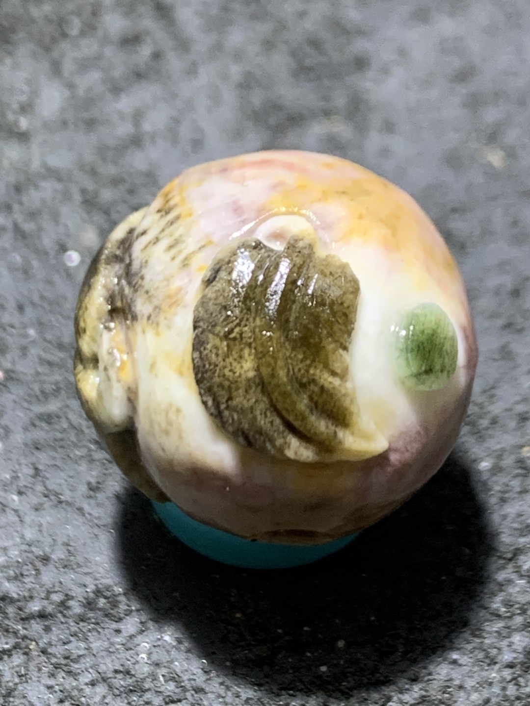 精美亚光战国红玛瑙手工俏色巧雕雨打落叶意境随形珠一个