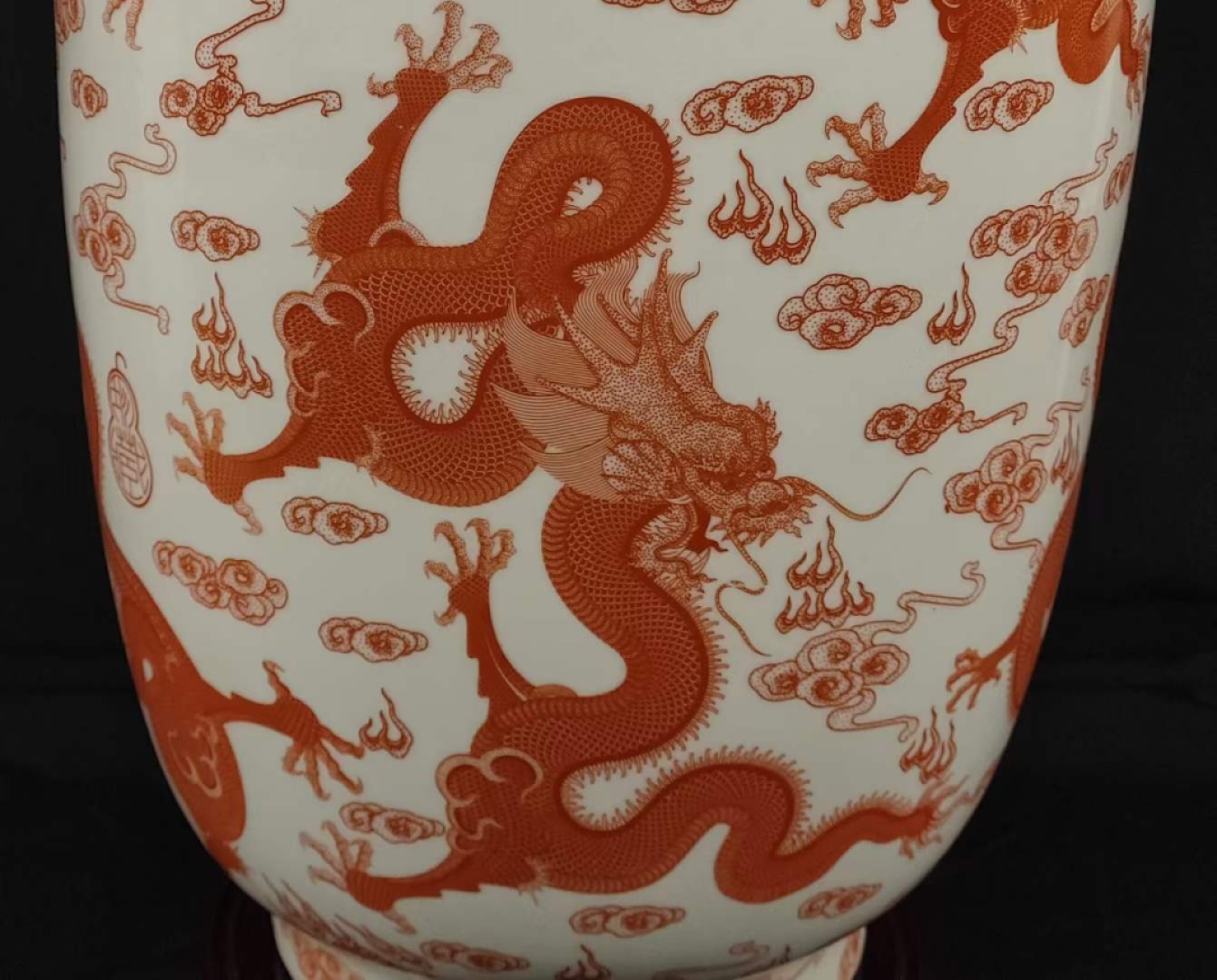 大清乾隆年制，霁红釉九龙戏珠大花瓶一个- 亚太艺术品- 亚太艺术