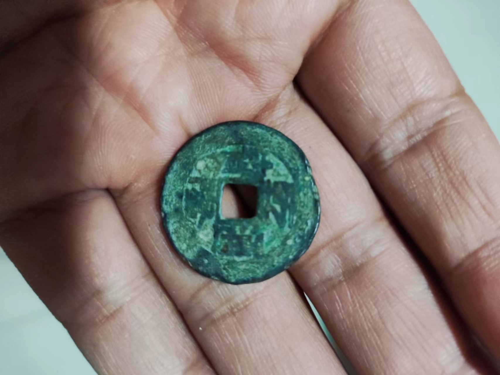 乾隆通宝，字口清晰，外缘有磕，