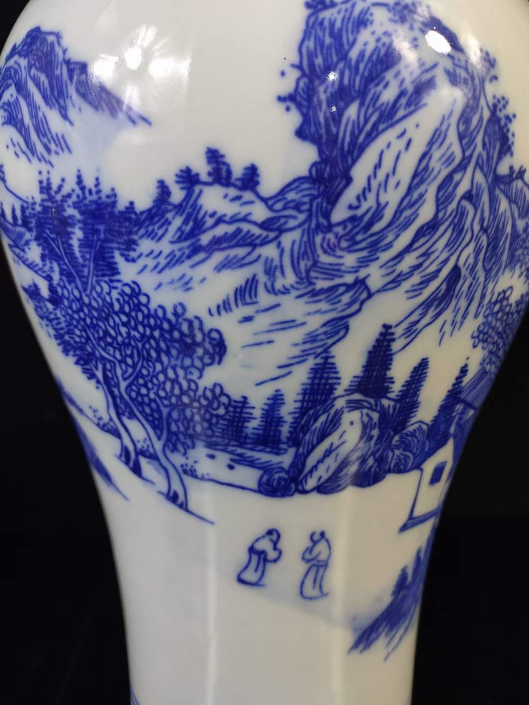 大清乾隆年制，青花山水薄胎梅瓶一对