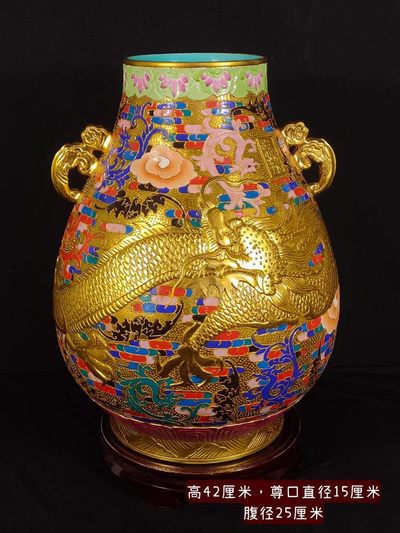 大清乾隆年制，珐琅彩高浮雕百花福寿纹，祥龙腾空点金笊⼀紀一件，器型端庄，工艺精美，祥龙栩栩如生，威猛大气，珍藏佳品 - 大清乾隆年制，珐琅彩高浮雕百花福寿纹，祥龙腾空点金笊⼀紀一件，器型端庄，工艺精美，祥龙栩栩如生，威猛大气，珍藏佳品