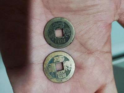 乾隆通宝2枚，直径22.5毫米～23.5.其中小乙隆一枚，保真包老 - 乾隆通宝2枚，直径22.5毫米～23.5.其中小乙隆一枚，保真包老