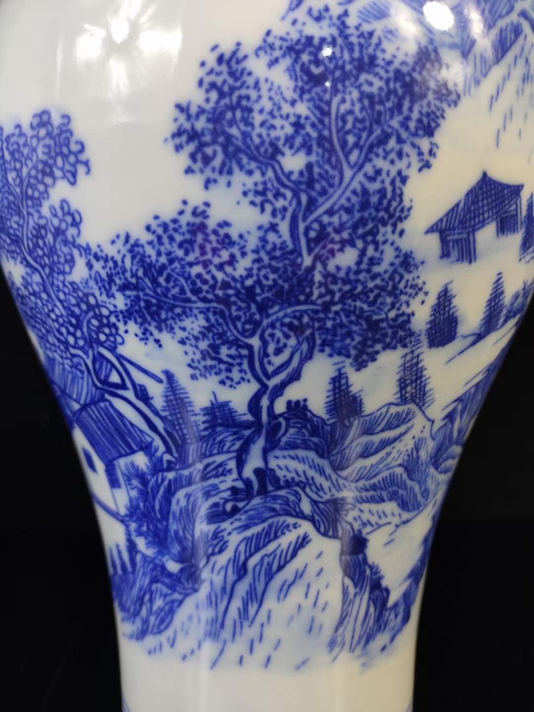 大清乾隆年制，青花山水薄胎梅瓶一对