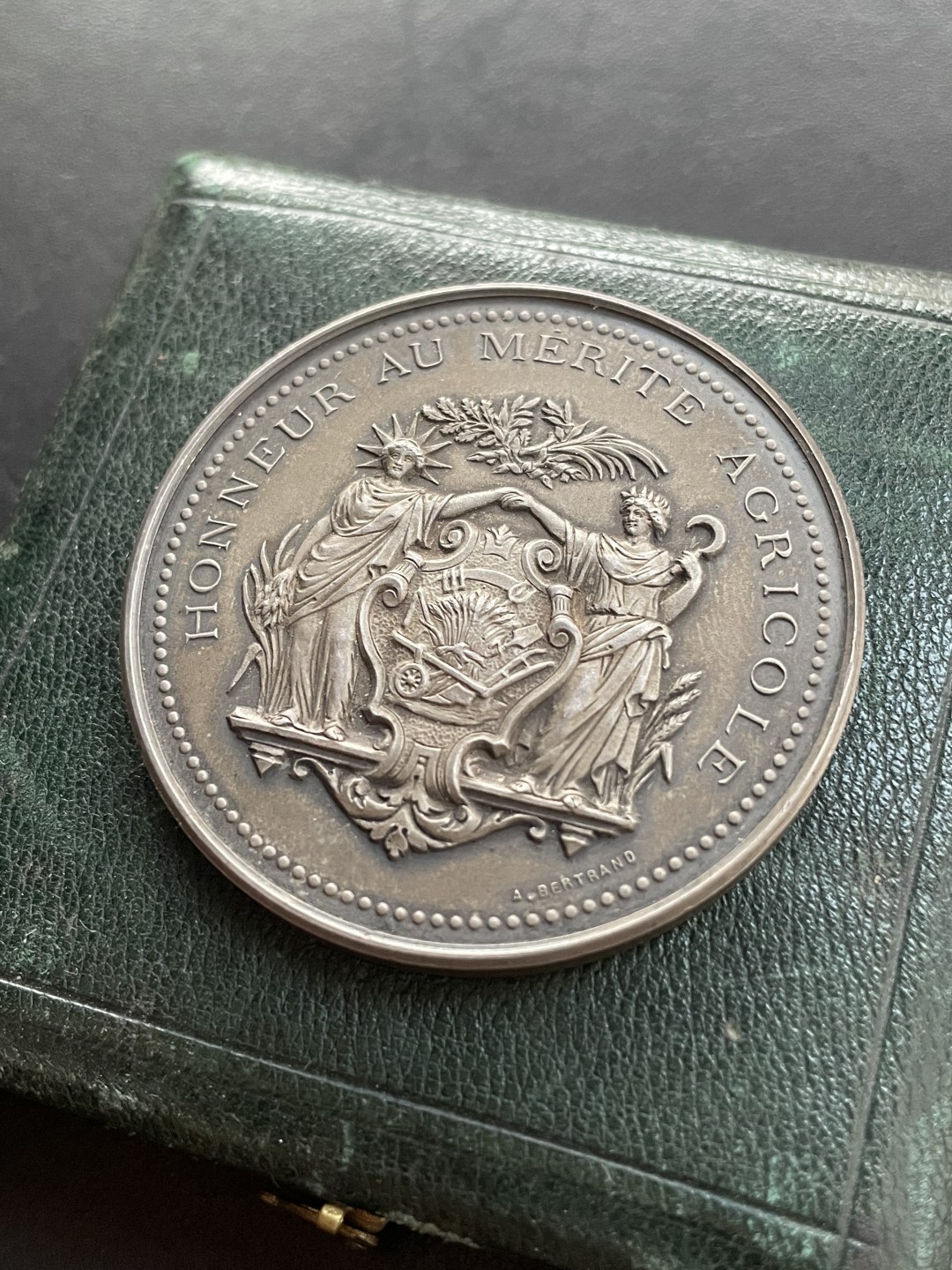 欧洲章牌-拍卖第23场 A.Bertrand～法国农业原盒银奖章