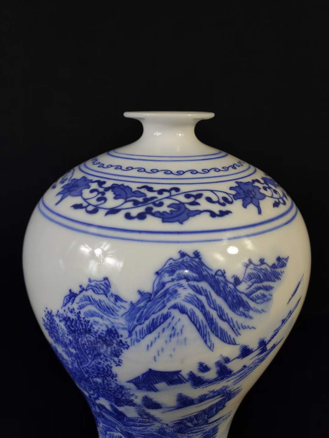大清乾隆年制，青花山水薄胎梅瓶一对