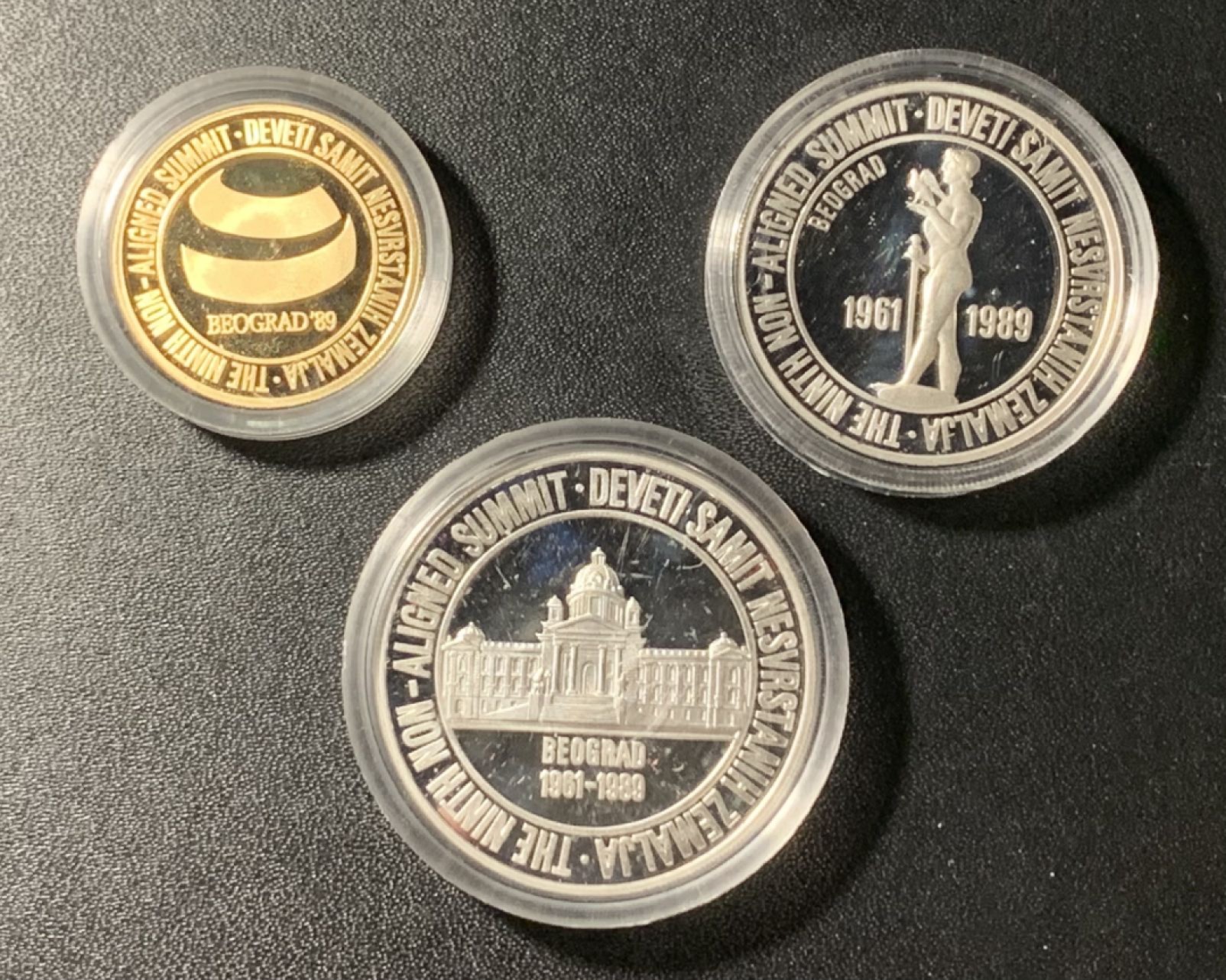 紫瑗钱币——第324期拍卖 南斯拉夫 1989年 不结盟国家首脑会议 50000 100000 2000000第纳尔 1金2银 纪念币 套装 原盒证书