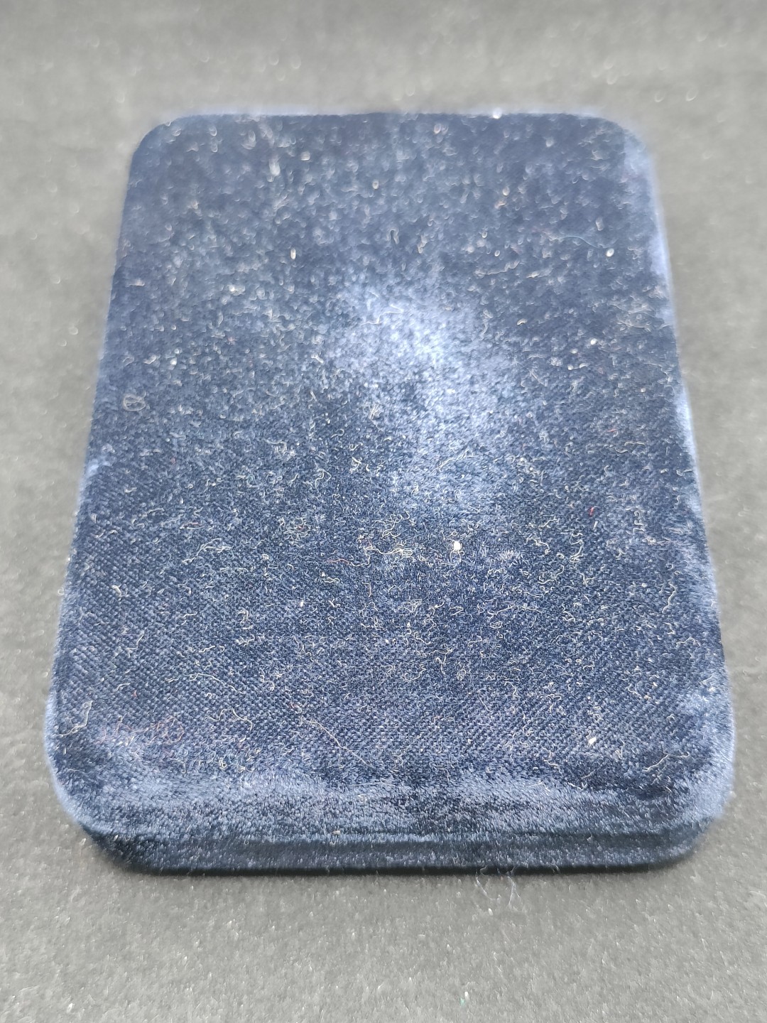 全场0元起拍 第60期 咸鱼国勋章拍卖专场 5月31日（周三）下午6：00开始 朝总联版烫金国徽盒 三级国旗勋章带略