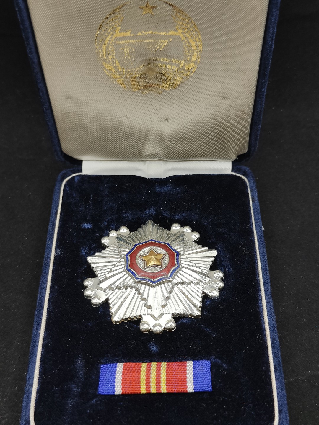 全场0元起拍 第60期 咸鱼国勋章拍卖专场 5月31日（周三）下午6：00开始 朝总联版烫金国徽盒 三级国旗勋章带略