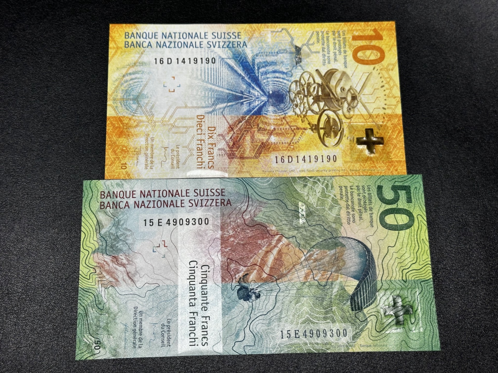 《外钞收藏家》第二百七十一期（连拍第二场） 瑞士最新版10、50法郎 两张一起  全新UNC