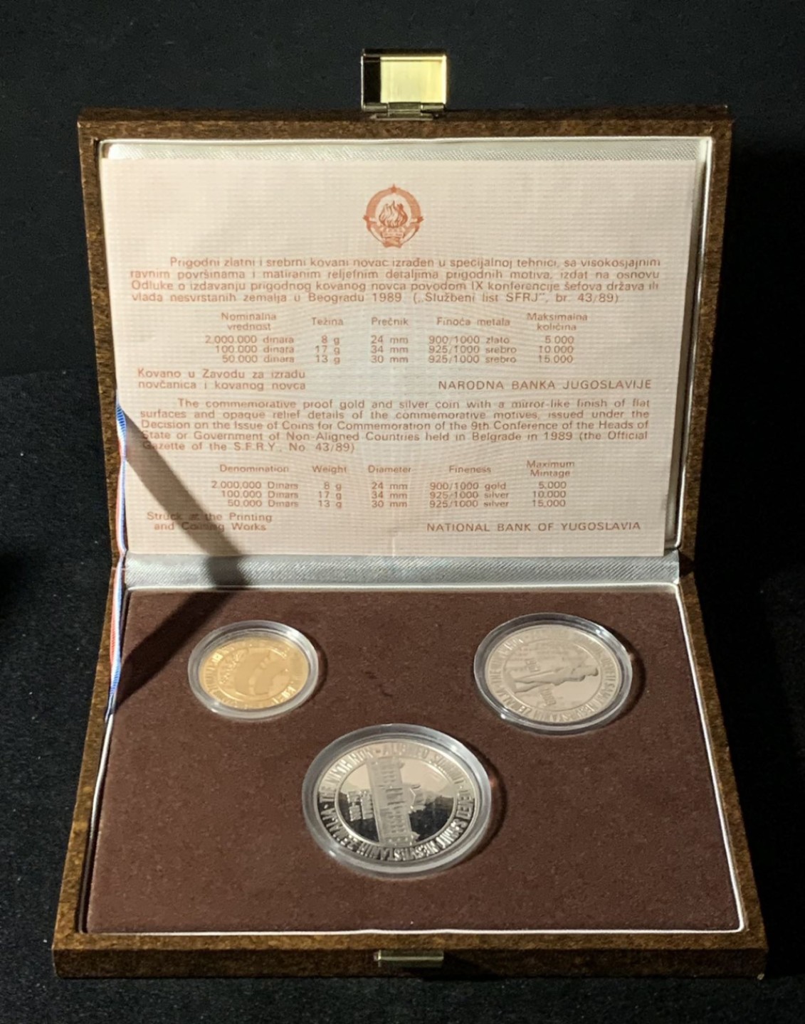 紫瑗钱币——第324期拍卖 南斯拉夫 1989年 不结盟国家首脑会议 50000 100000 2000000第纳尔 1金2银 纪念币 套装 原盒证书