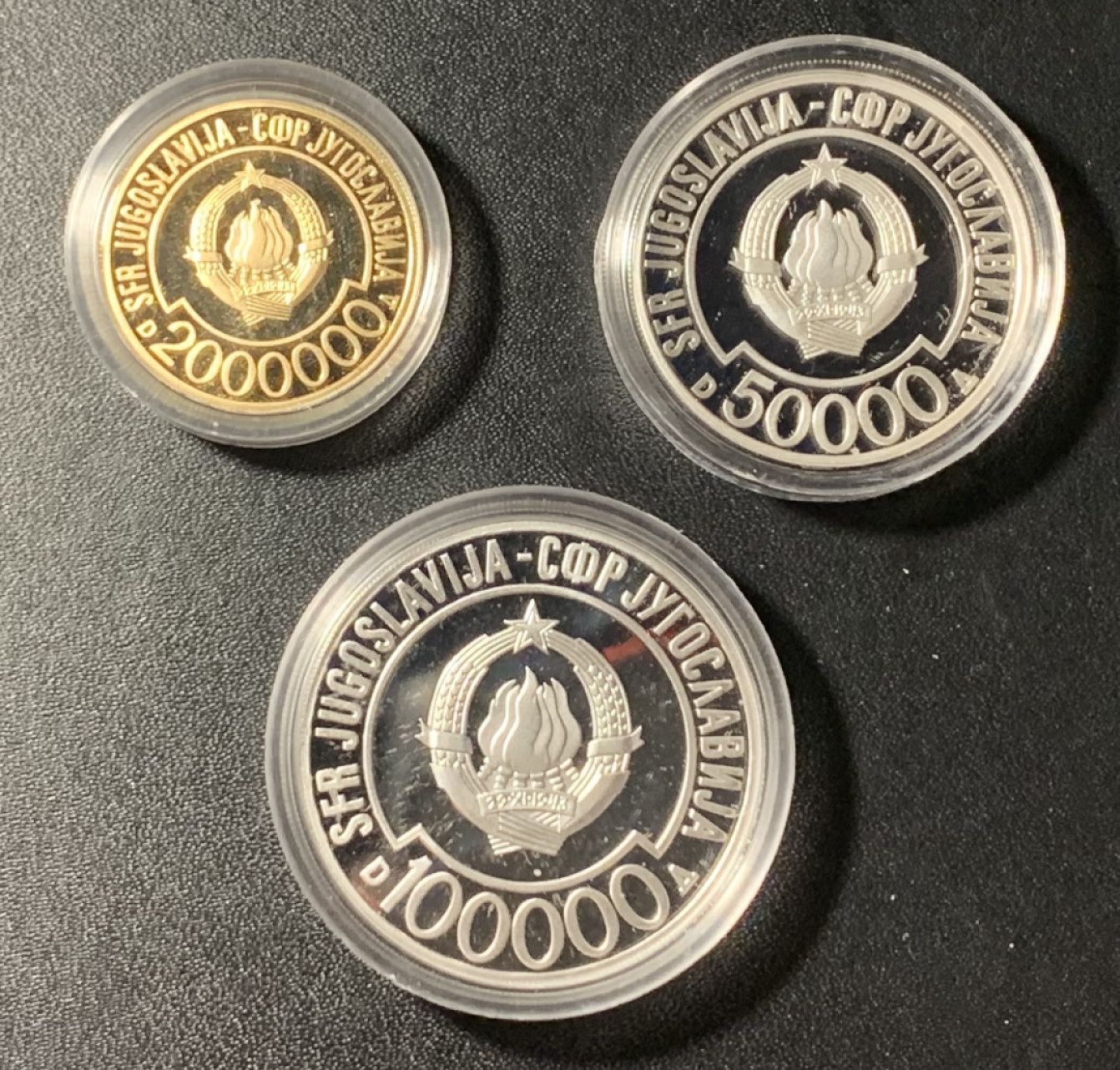 紫瑗钱币——第324期拍卖 南斯拉夫 1989年 不结盟国家首脑会议 50000 100000 2000000第纳尔 1金2银 纪念币 套装 原盒证书