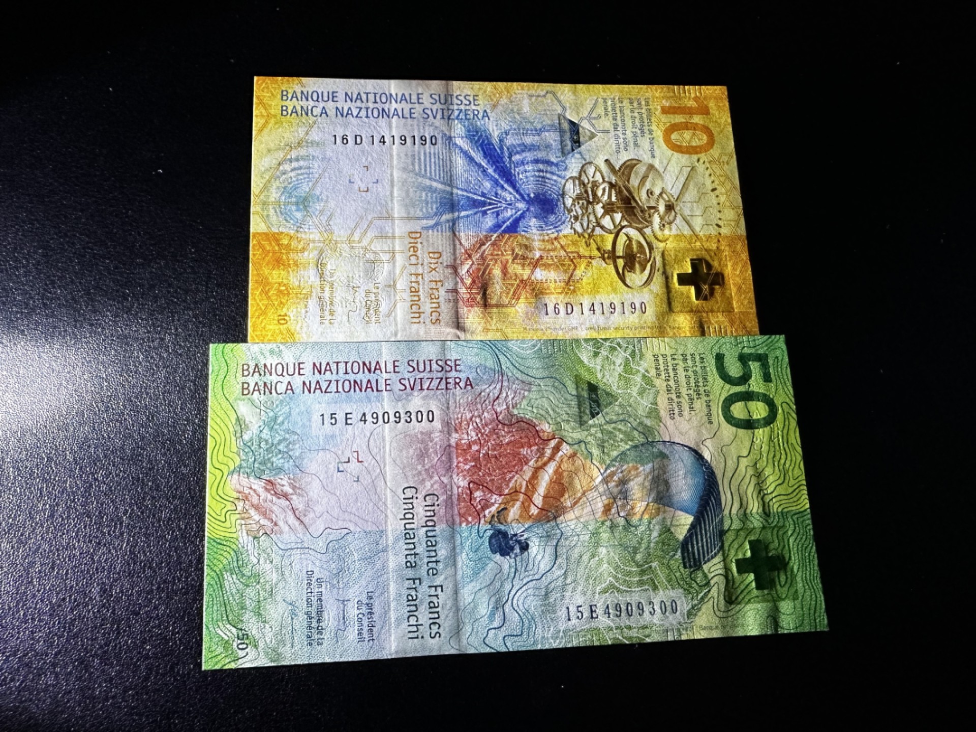 《外钞收藏家》第二百七十一期（连拍第二场） 瑞士最新版10、50法郎 两张一起  全新UNC