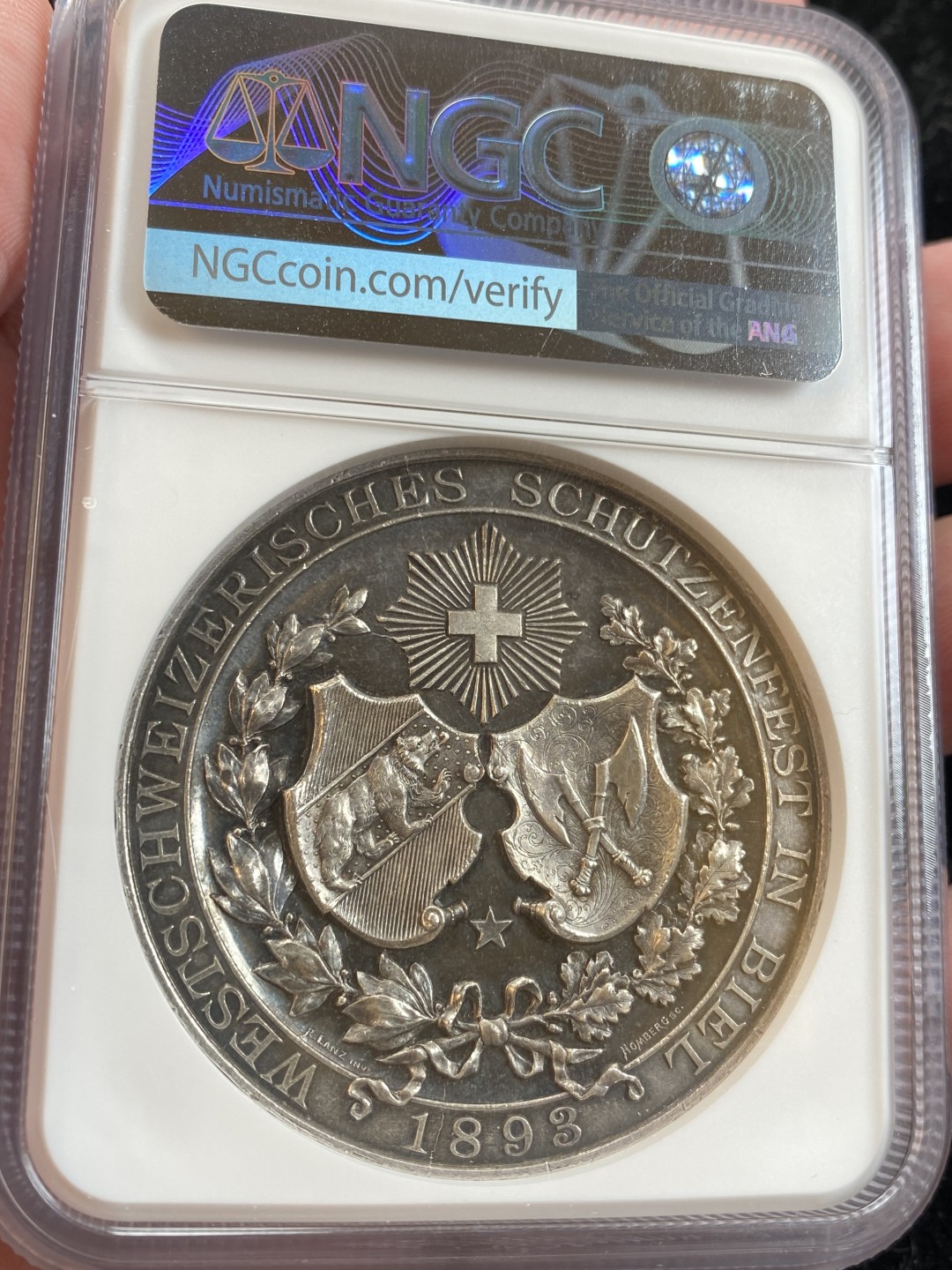 万国钱币拍卖第009期（万国白金之夜） NGC MS62 1893年瑞士伯尔尼射击节大银章，超高浮雕，人物高点俱在，生动形象，镜面底板，工艺超群，瑞士射击节中的少见品种，藏家出品。