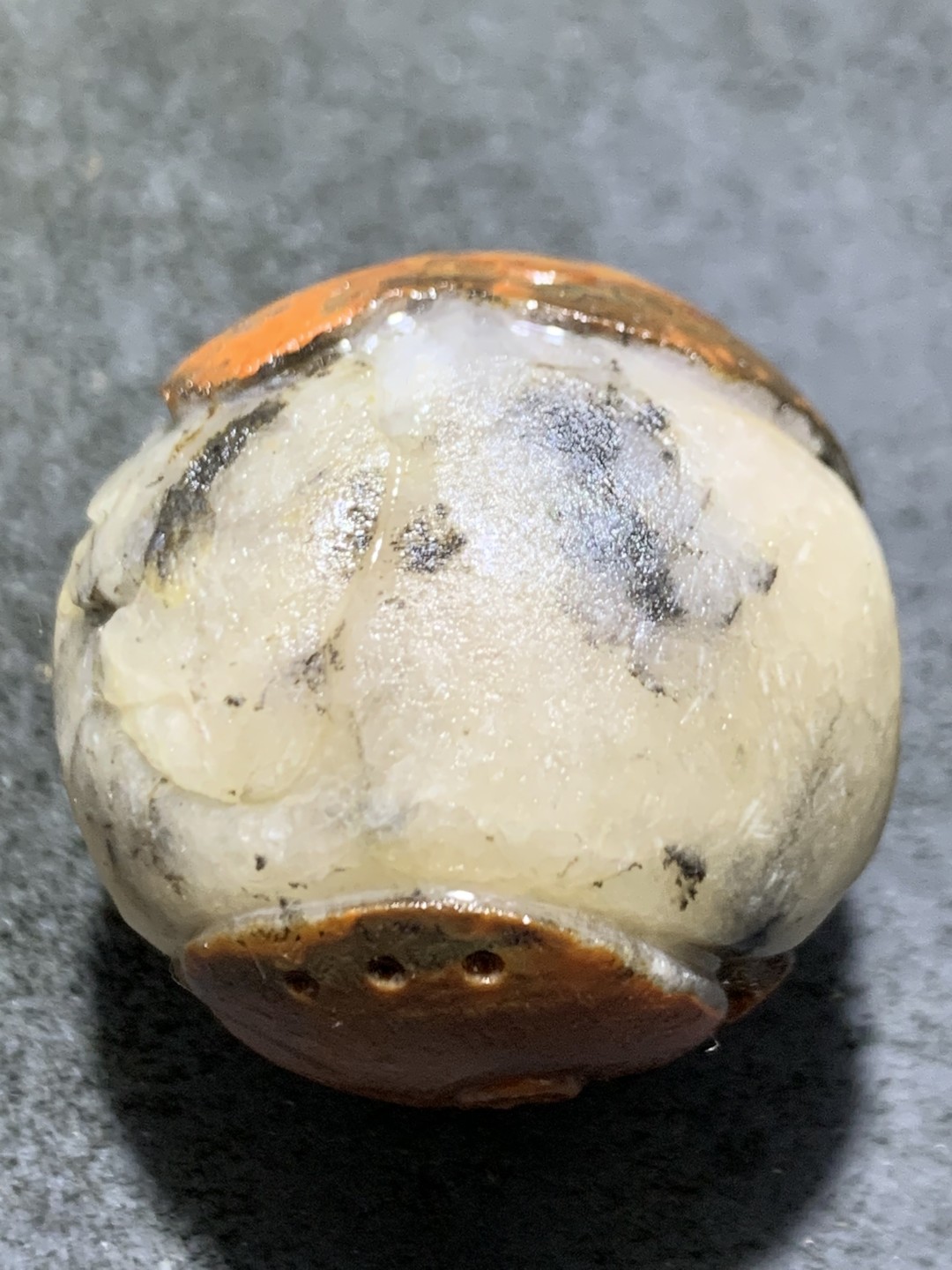 精美亚光冰飘战国红玛瑙手工俏色巧雕小沙弥大圆珠一颗！