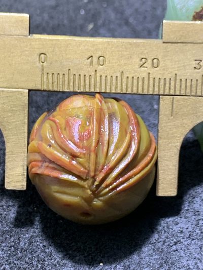 精美亚光战国红玛瑙手工雕刻兰花草珠子一颗！ 精美亚光战国红玛瑙手工雕刻兰花草珠子一颗！