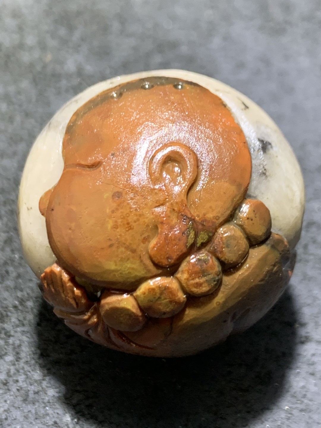 精美亚光冰飘战国红玛瑙手工俏色巧雕小沙弥大圆珠一颗！