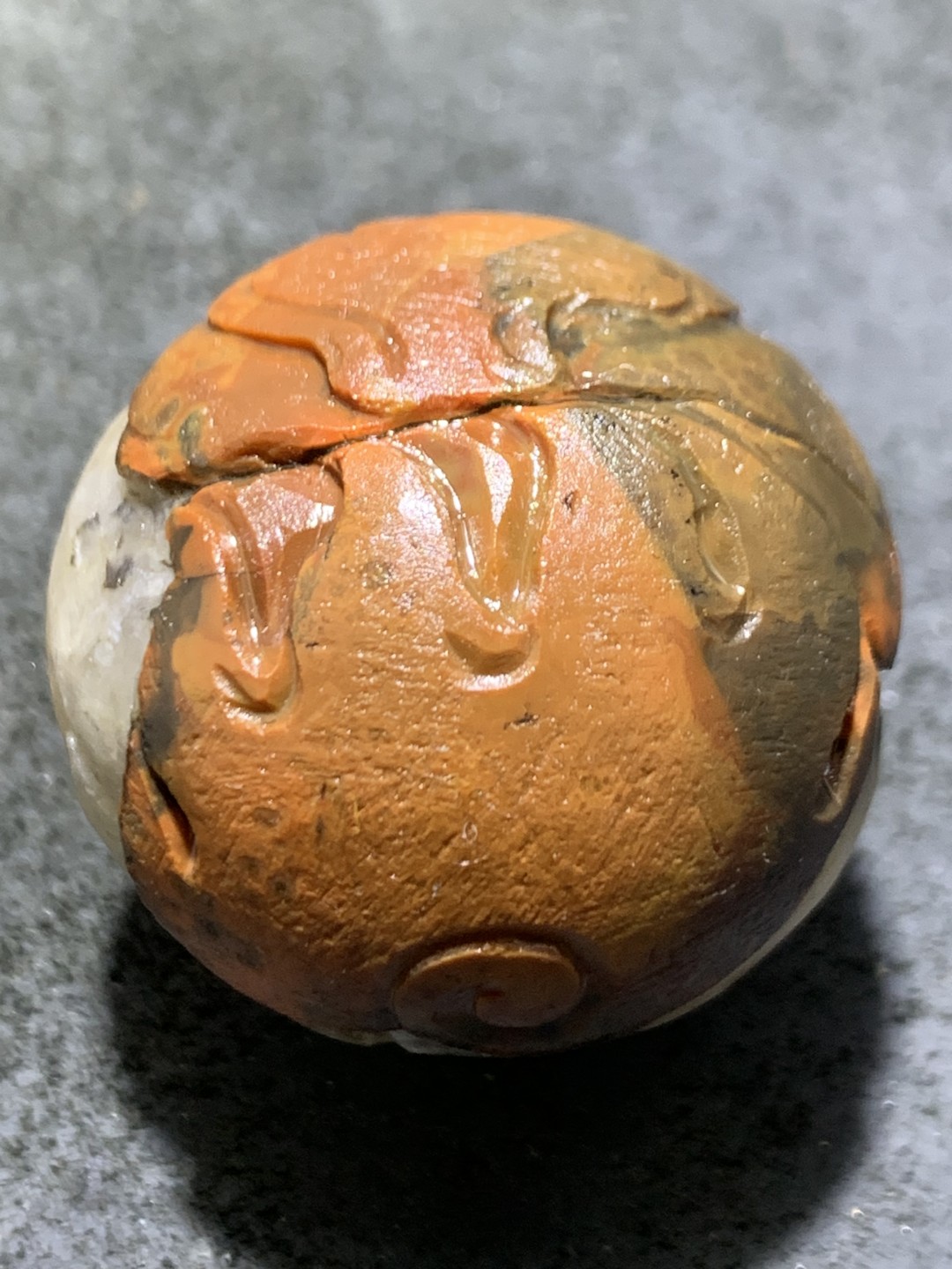 精美亚光冰飘战国红玛瑙手工俏色巧雕小沙弥大圆珠一颗！