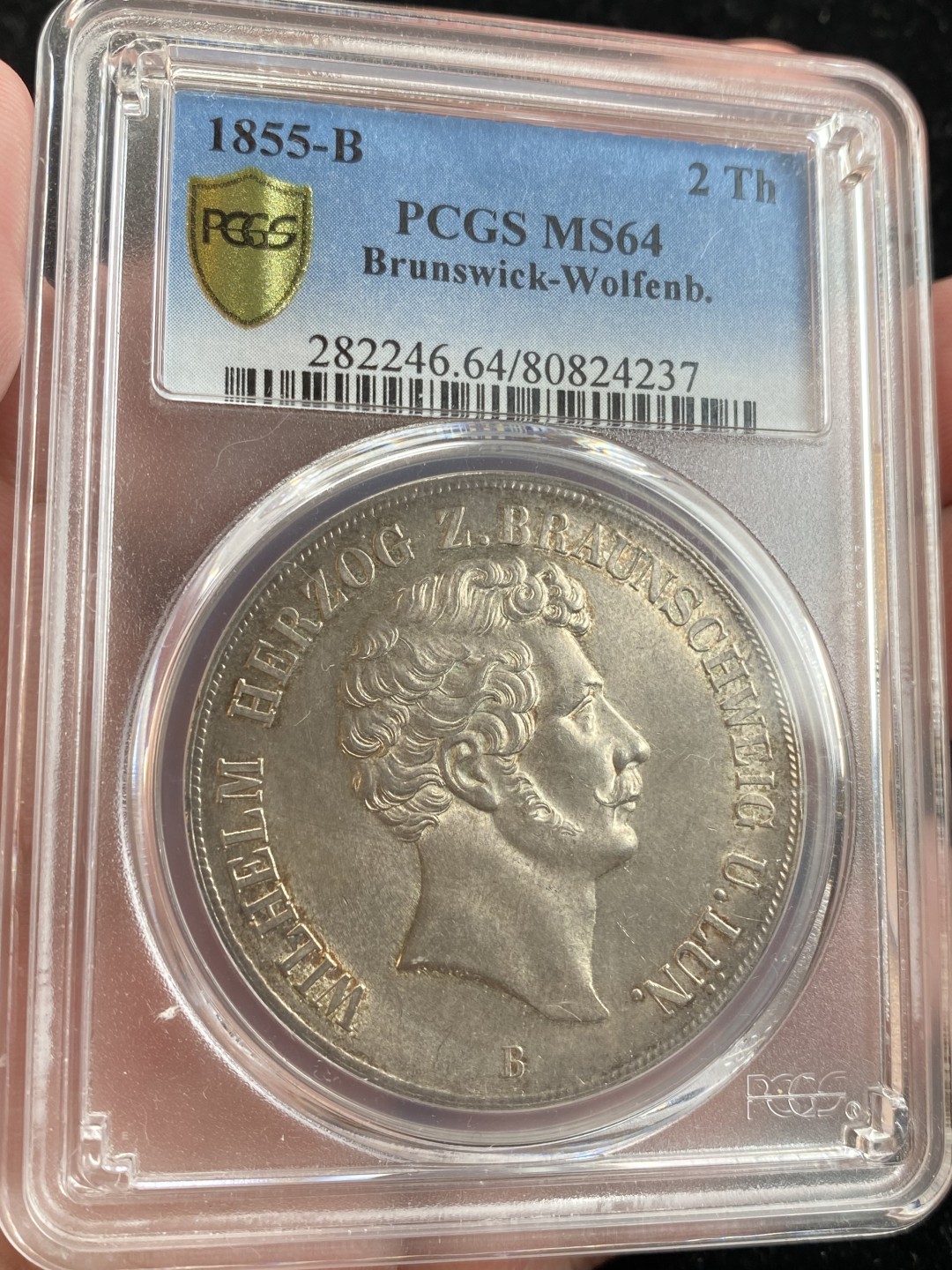万国钱币拍卖第009期（万国白金之夜） PCGS MS64 1855B德国布伦瑞克纹章2泰勒，黄油转光，底板整洁无伤，对2泰勒这样的币幅来说相当不容易了，非常到位的状态。（此枚PCGS官图有误）