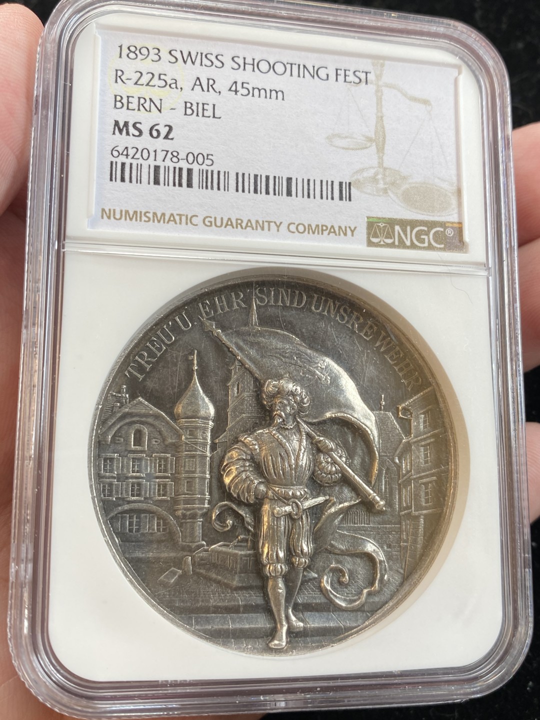 万国钱币拍卖第009期（万国白金之夜） NGC MS62 1893年瑞士伯尔尼射击节大银章，超高浮雕，人物高点俱在，生动形象，镜面底板，工艺超群，瑞士射击节中的少见品种，藏家出品。