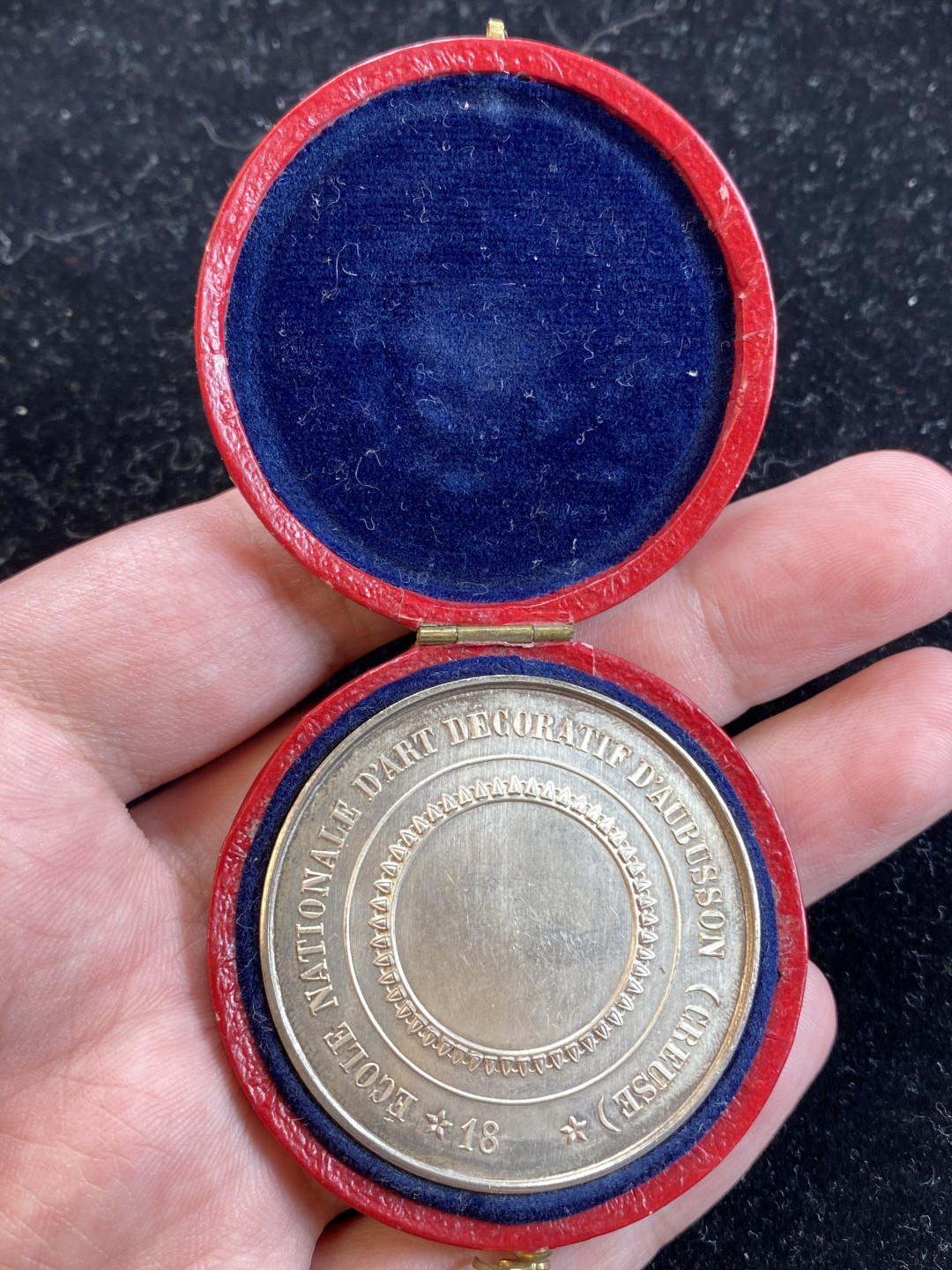 万国钱币拍卖第009期（万国白金之夜） 法国国家装饰艺术学院原盒银章，重33g，直径42mm，设计精美，元素丰富，底板干净清爽，好品可送评。