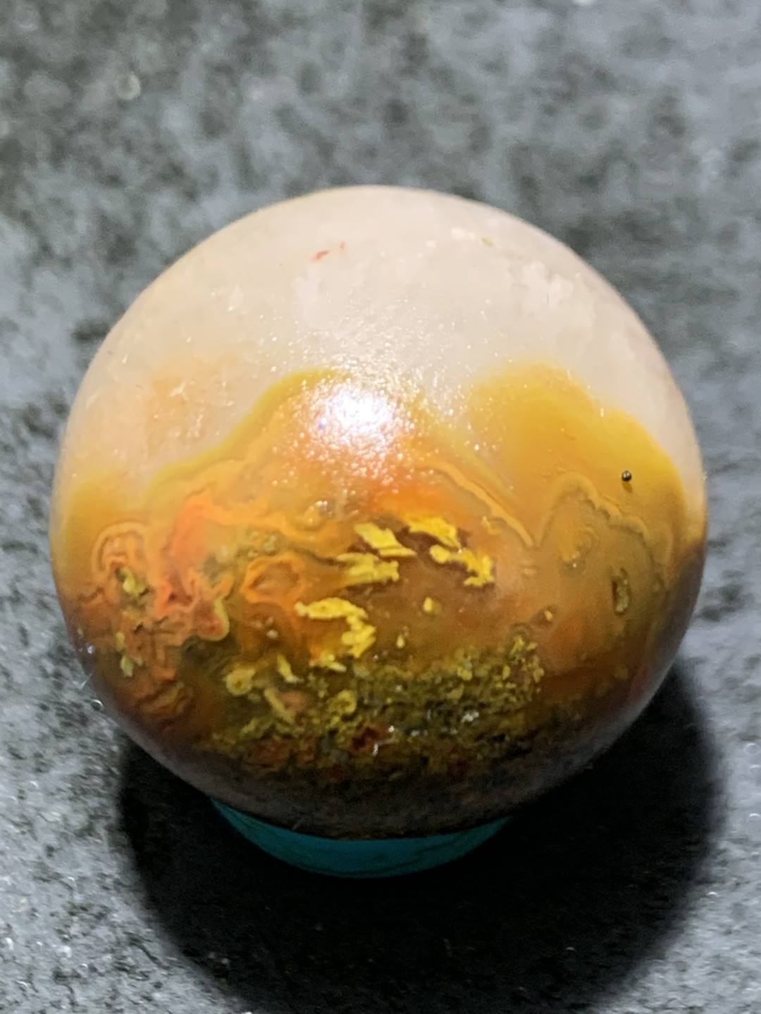 精美冰飘亚光草花纹战国红玛瑙手工俏色巧雕灵芝珠一个，