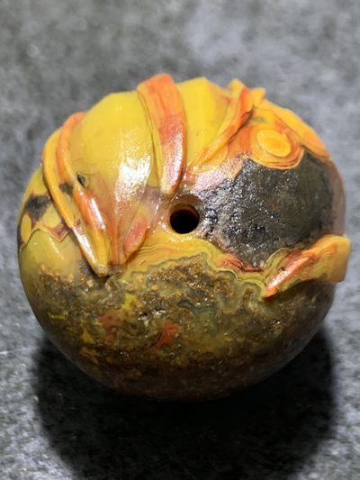 精美亚光战国红玛瑙手工雕刻兰花草珠子一颗！ 精美亚光战国红玛瑙手工雕刻兰花草珠子一颗！