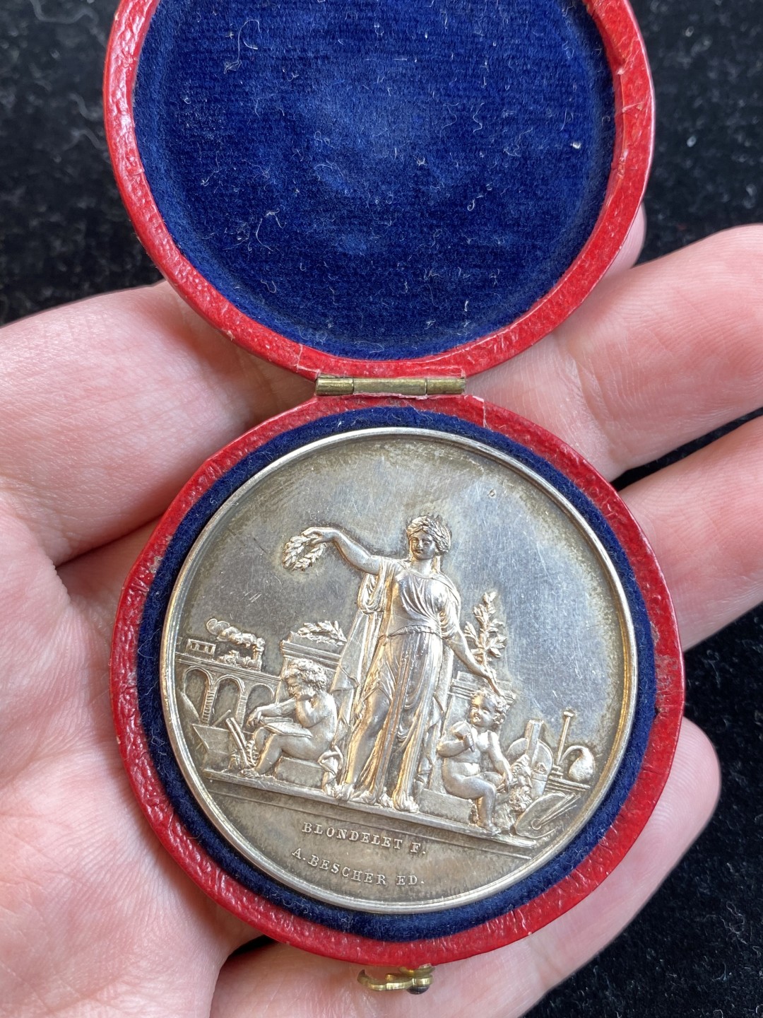 万国钱币拍卖第009期（万国白金之夜） 法国国家装饰艺术学院原盒银章，重33g，直径42mm，设计精美，元素丰富，底板干净清爽，好品可送评。