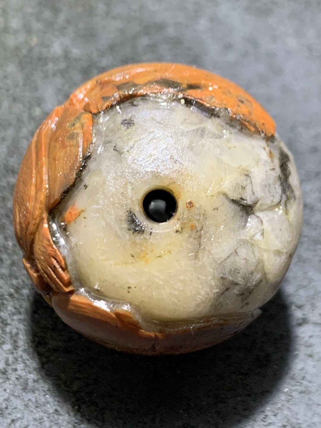 精美亚光冰飘战国红玛瑙手工俏色巧雕小沙弥大圆珠一颗！