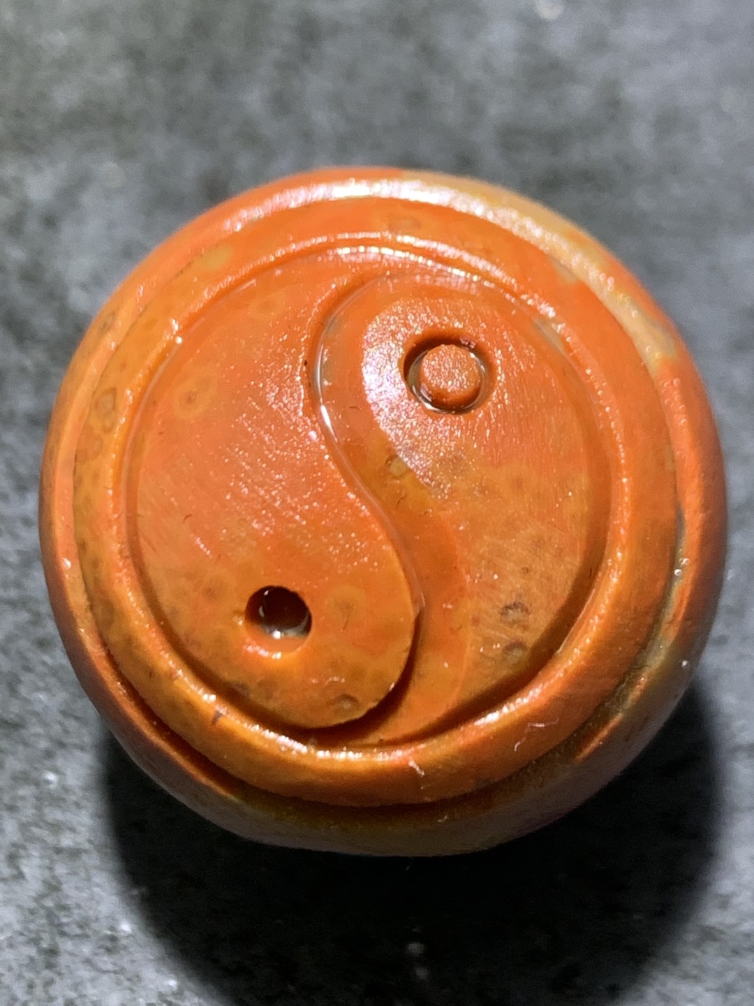 精美战国红玛瑙亚光手工雕刻道字太极阴阳鱼，苹果珠一颗！