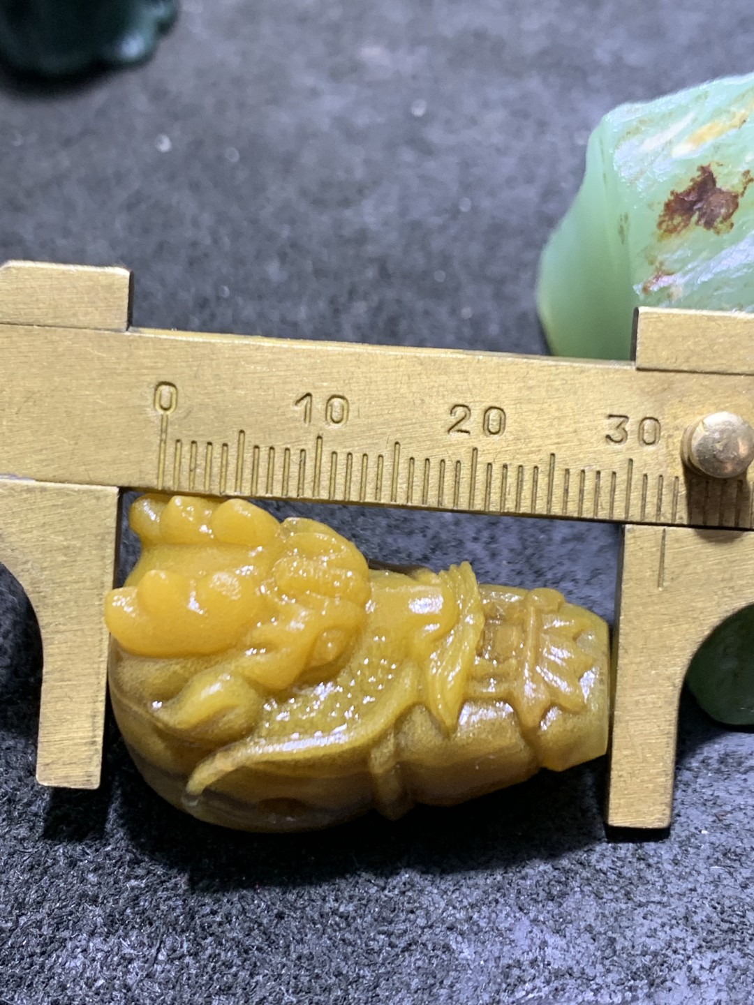 精美亚光高玉化冻料飘金沙鸡油黄蒙料战国红玛瑙手工雕刻一体龙头佛头三通一个！