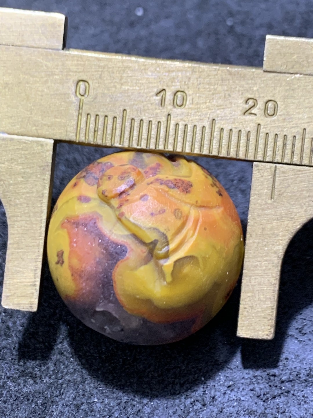精美冰飘草花纹战国红玛瑙手工俏色巧雕无相佛意境珠一颗！