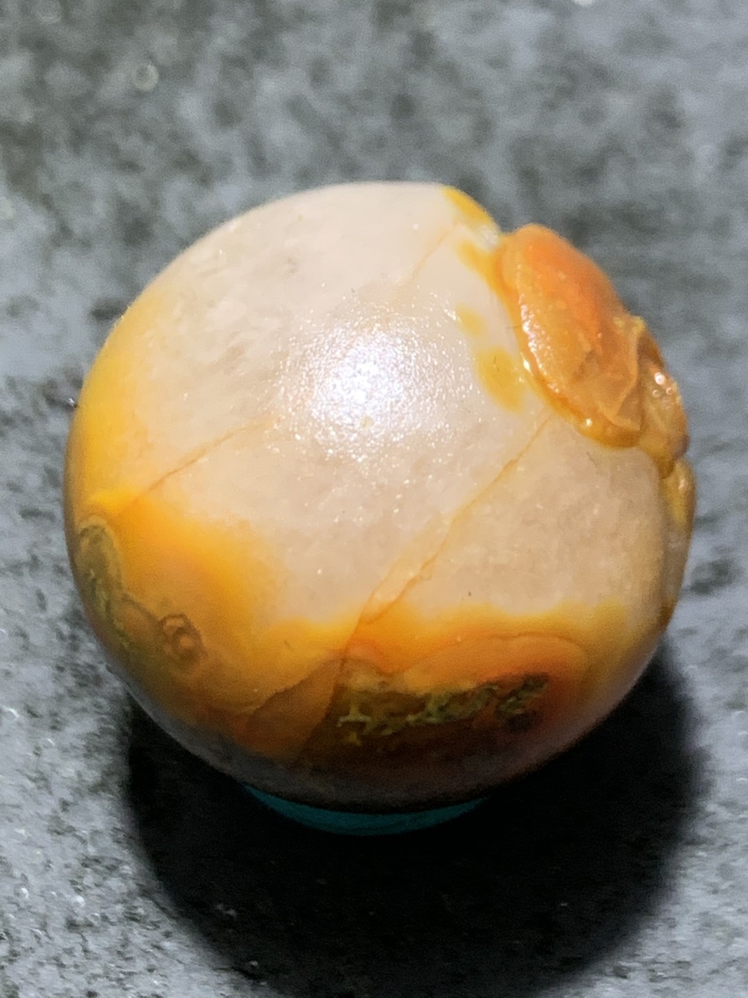 精美冰飘亚光草花纹战国红玛瑙手工俏色巧雕灵芝珠一个，