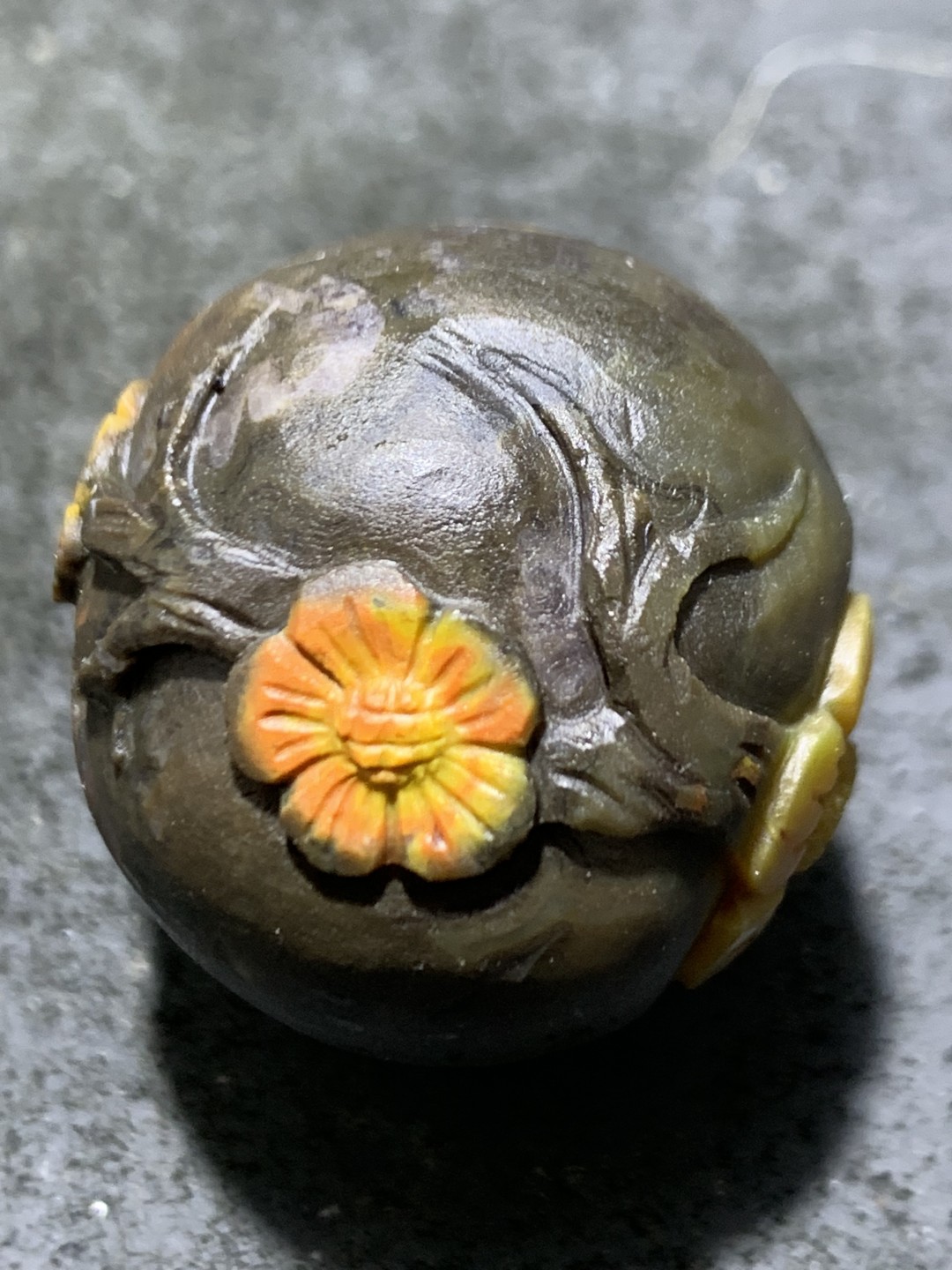 精美亚光战国红玛瑙手工俏色巧雕满功喜鹊登梅随形珠子一颗！