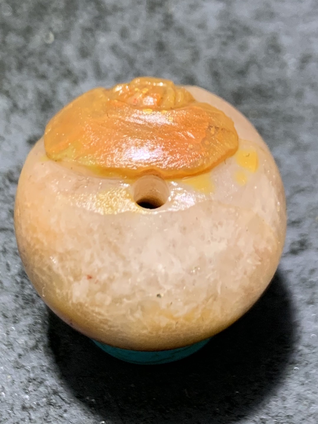 精美冰飘亚光草花纹战国红玛瑙手工俏色巧雕灵芝珠一个，