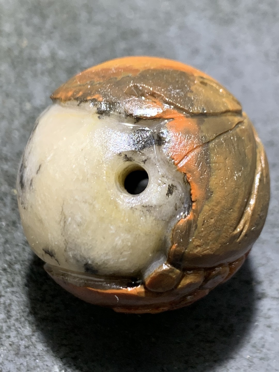 精美亚光冰飘战国红玛瑙手工俏色巧雕小沙弥大圆珠一颗！