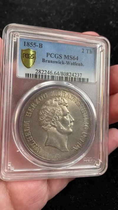 万国钱币拍卖第009期（万国白金之夜） PCGS MS64 1855B德国布伦瑞克纹章2泰勒，黄油转光，底板整洁无伤，对2泰勒这样的币幅来说相当不容易了，非常到位的状态。（此枚PCGS官图有误）