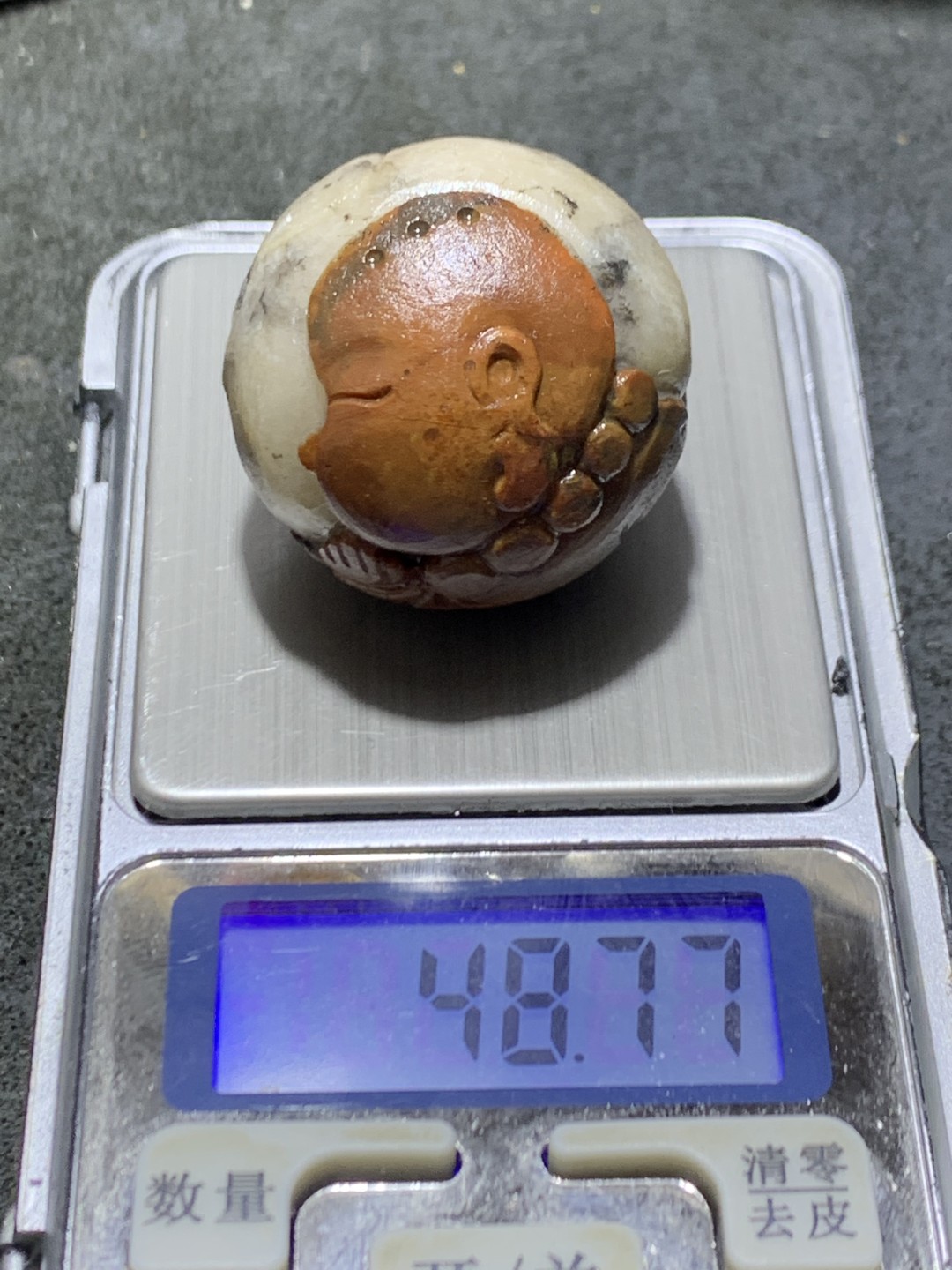 精美亚光冰飘战国红玛瑙手工俏色巧雕小沙弥大圆珠一颗！