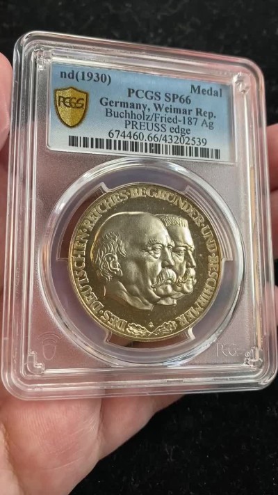 万国钱币拍卖第009期（万国白金之夜） PCGS SP66 1930年魏玛共和国银章开辟者俾斯麦与守卫者兴登堡，背面25个邦徽细节完美，顶级品相，PCGS冠军分，双面高闪金色包浆，一步到位的收藏。