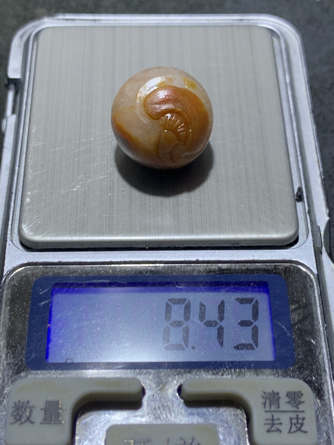 精美冰飘亚光草花纹战国红玛瑙手工俏色巧雕灵芝珠一个，