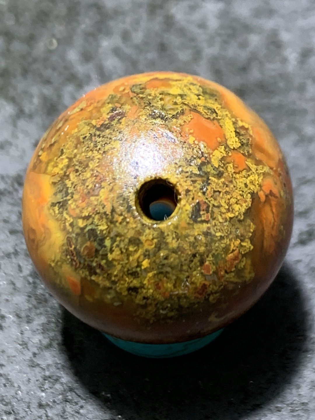 精美冰飘亚光草花纹战国红玛瑙手工俏色巧雕灵芝珠一个，