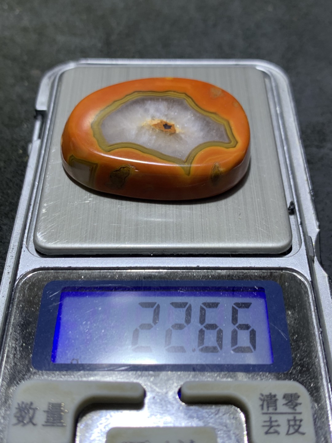 精美战国红玛瑙冰飘心随形吊坠一个，