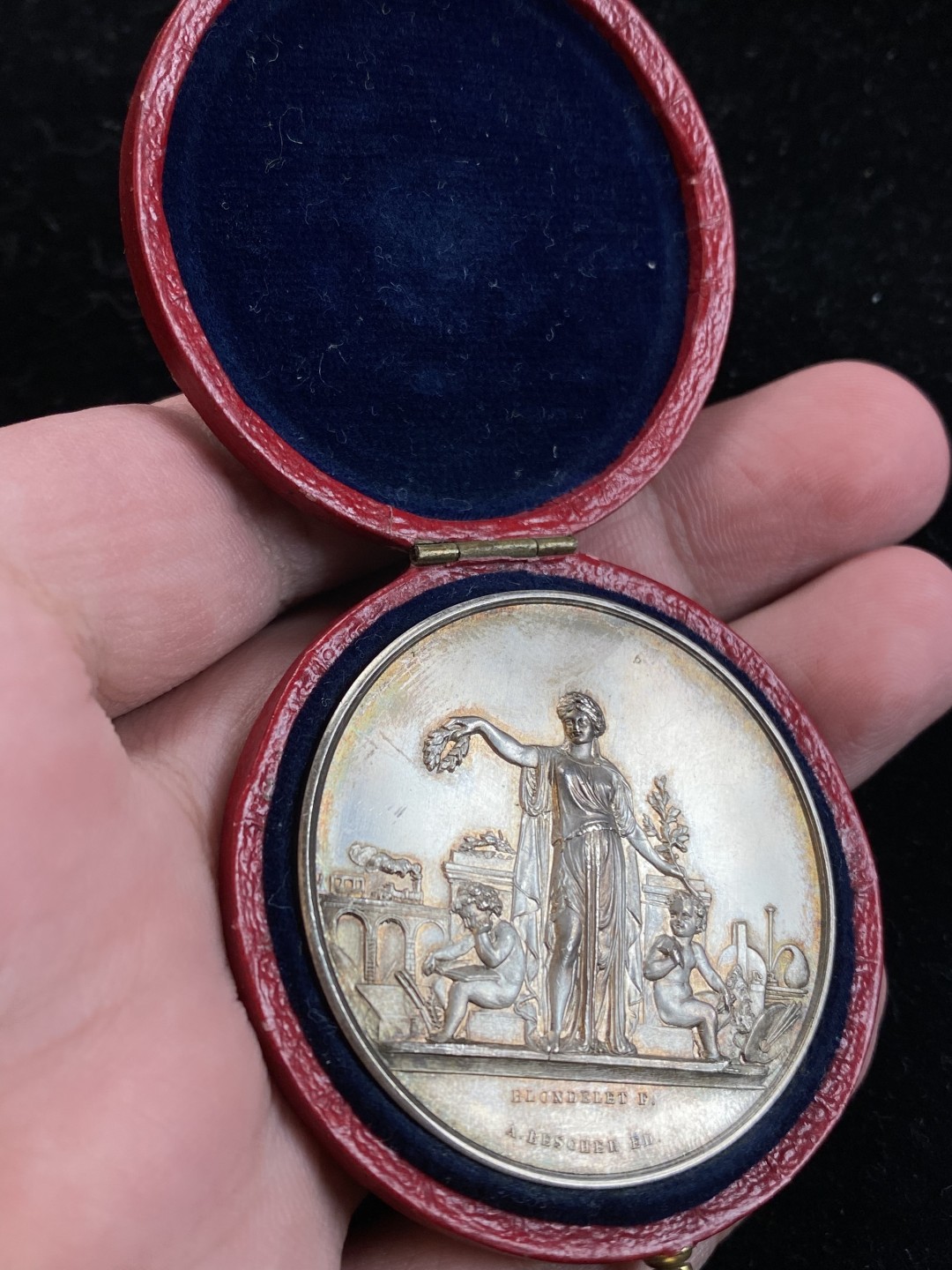 万国钱币拍卖第009期（万国白金之夜） 法国国家装饰艺术学院原盒银章，重33g，直径42mm，设计精美，元素丰富，底板干净清爽，好品可送评。