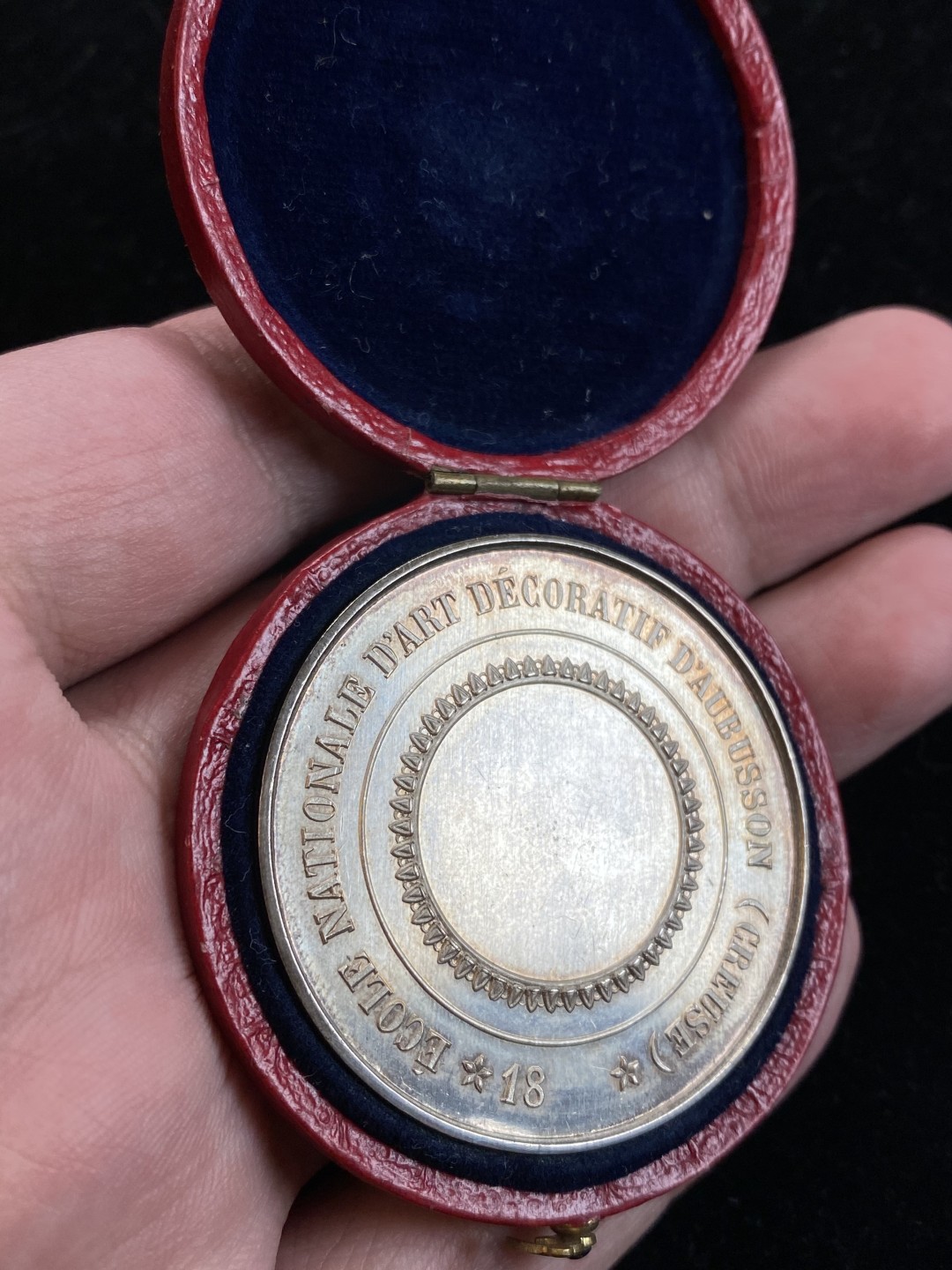 万国钱币拍卖第009期（万国白金之夜） 法国国家装饰艺术学院原盒银章，重33g，直径42mm，设计精美，元素丰富，底板干净清爽，好品可送评。