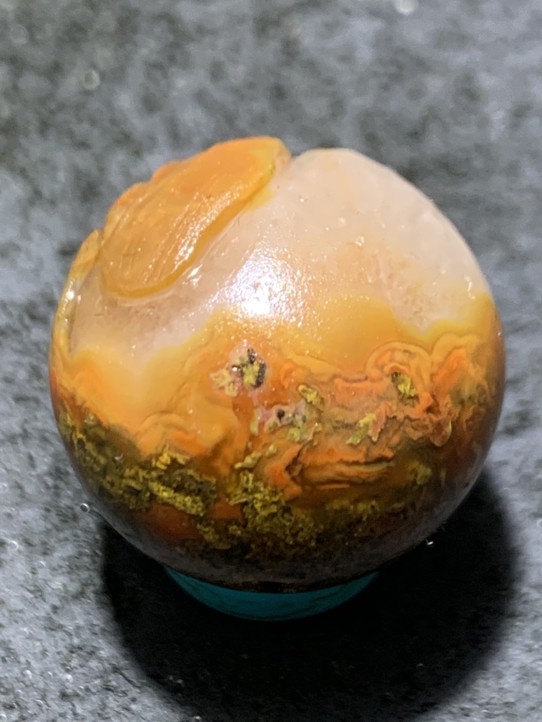 精美冰飘亚光草花纹战国红玛瑙手工俏色巧雕灵芝珠一个，