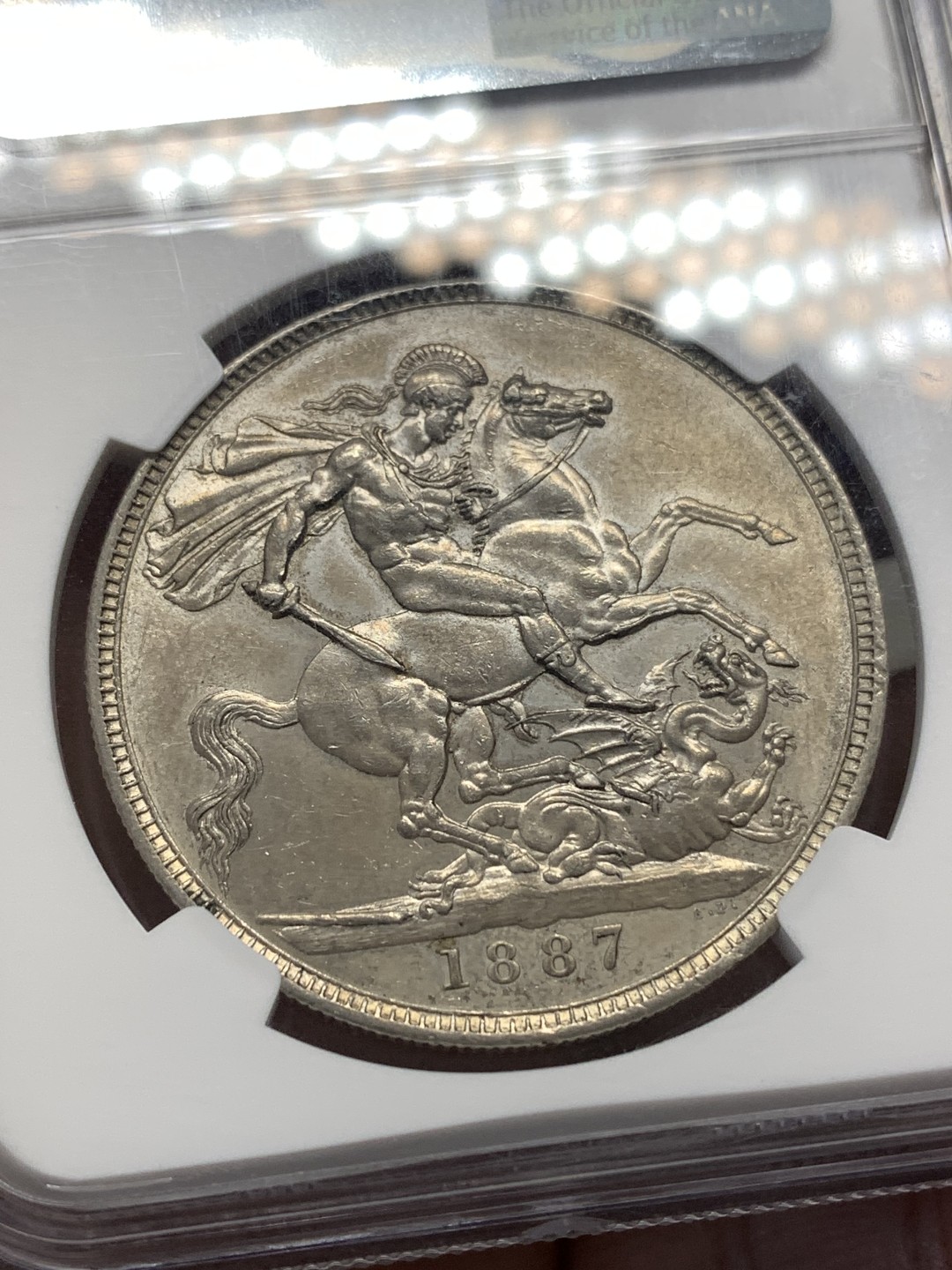 《竞宝斋》第169场-周日，周一2场 (全场包邮) NGC-MS61 英国1887年老维高冠马剑克朗大银币 底板不错细节清晰