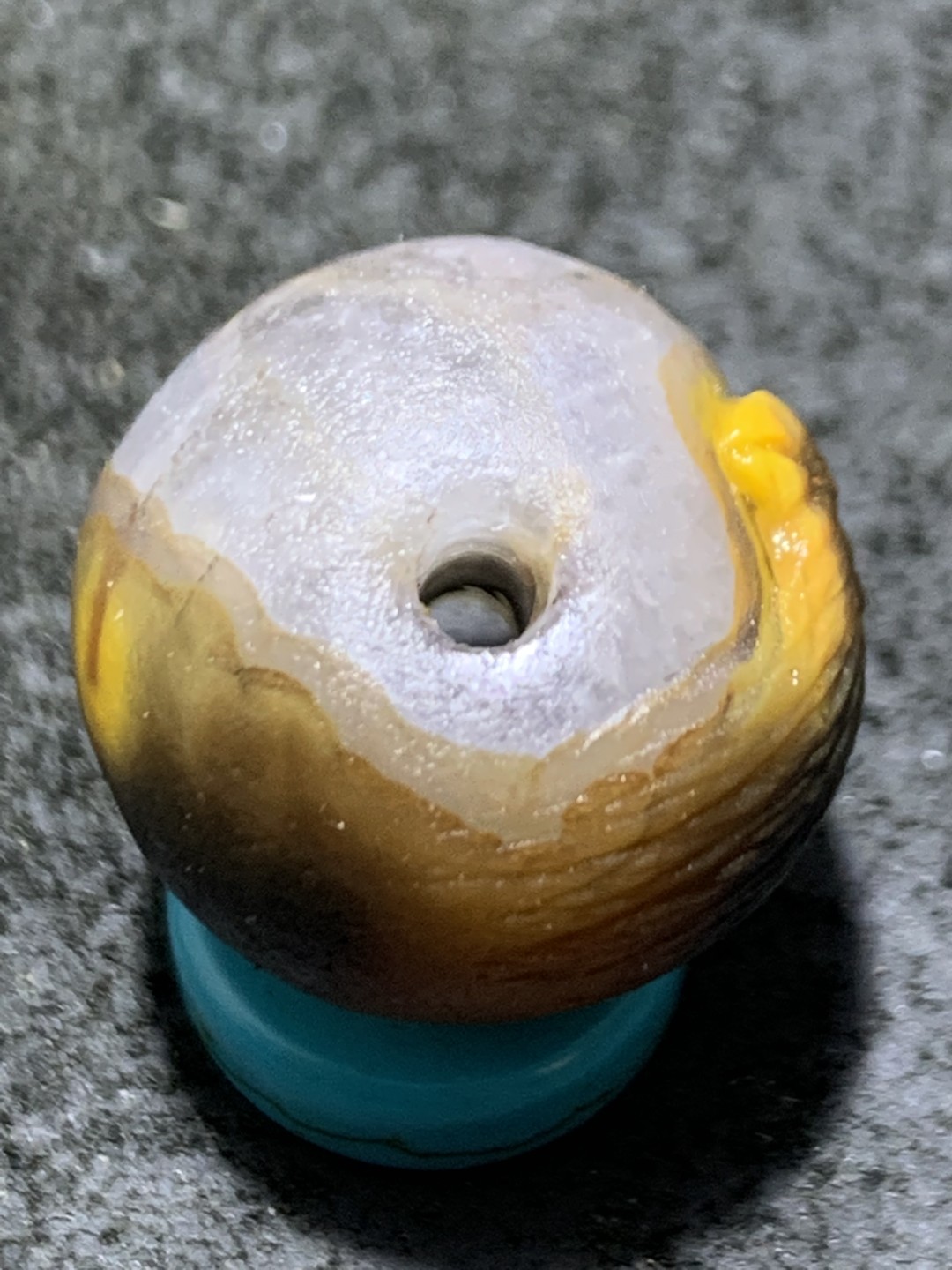 精美冰飘亚光糖心料战国红玛瑙手工俏色巧雕和平鸽随形珠一个，