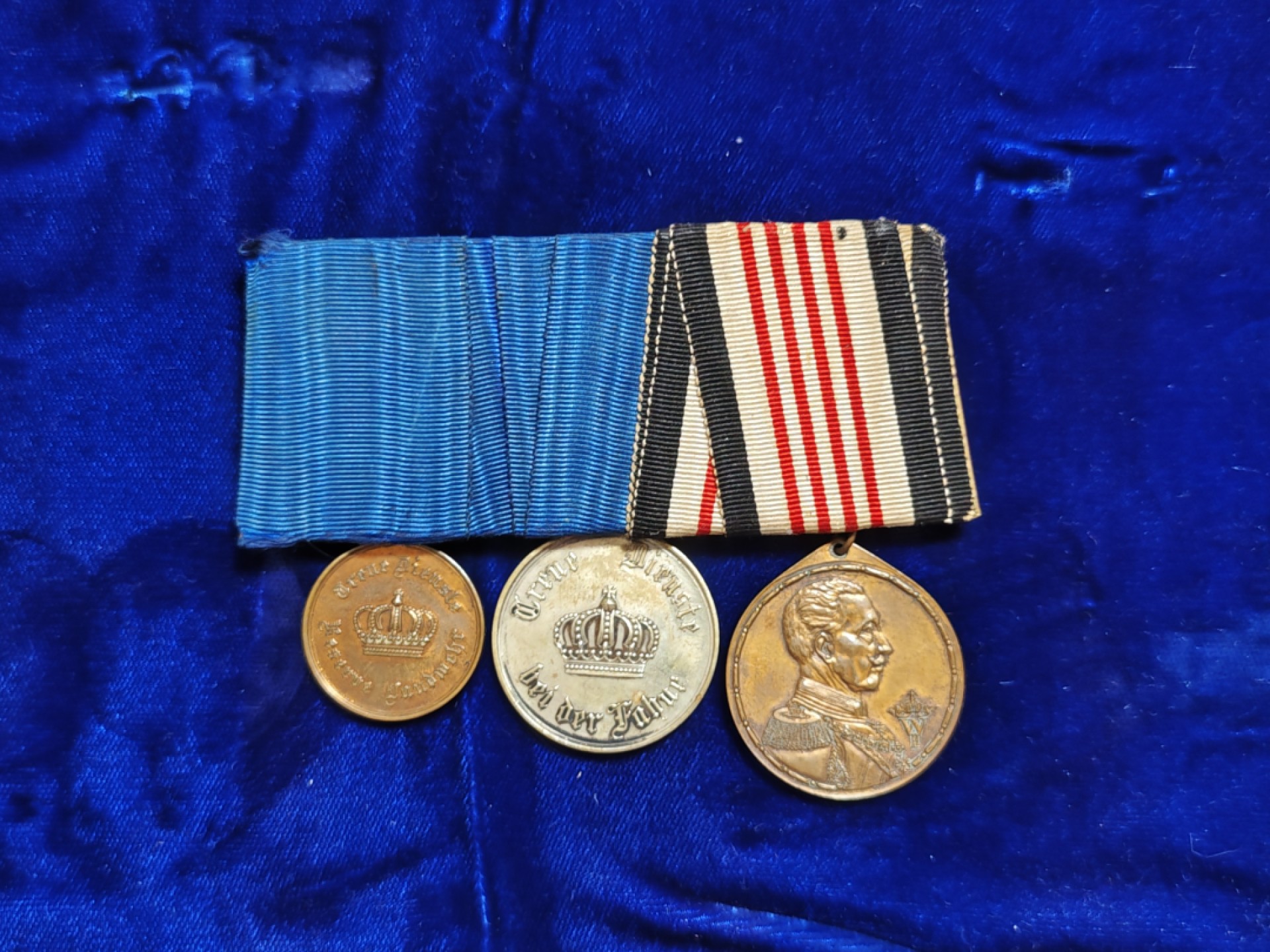 世界精品徽章拍卖~第五场 帝德殖民地勋章联排，阅兵挂，包含了一枚殖民地服役章，两枚长期服役章，这套章在国外的价格很贵，尤其是两枚长期服役的板子也不多见