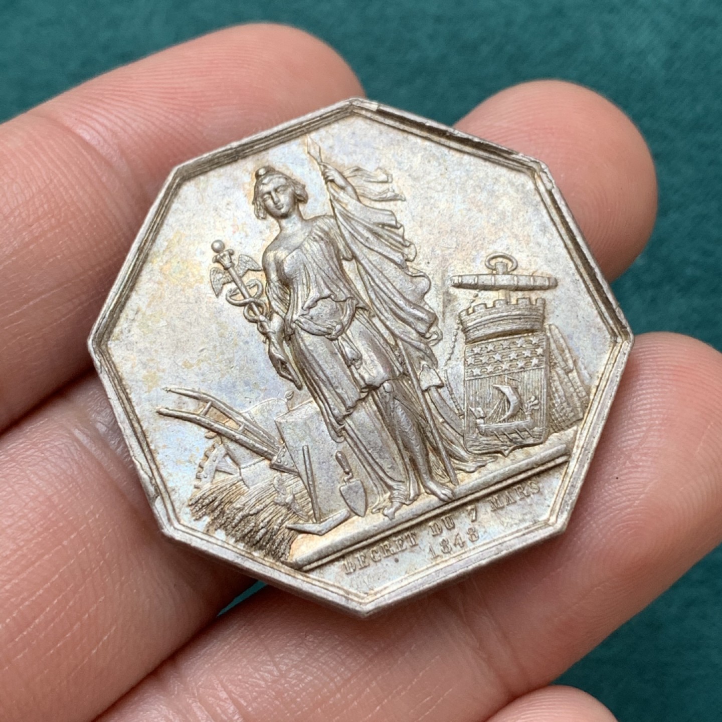 《竞宝斋》第169场-周日，周一2场 (全场包邮) 法国 贴现银行 八角银质代币 人脸清晰高点无磨损 品相不错 对角37mm 17.7g 早期无边铭