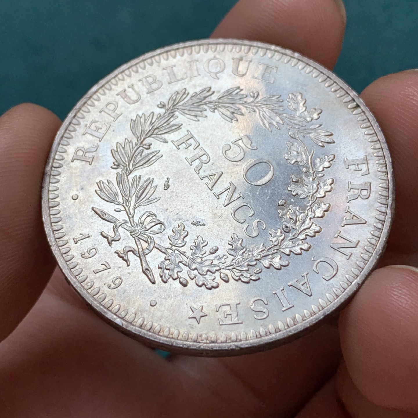 《竞宝斋》第169场-周日，周一2场 (全场包邮) 法国 1979 大力神银币 50法郎面值，淡彩包浆，车轮转光极美品